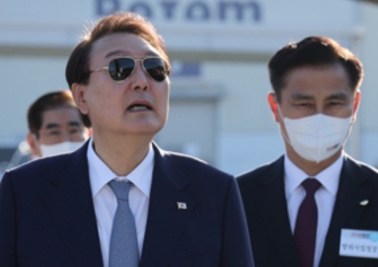 President Yoon Suk-yeol visits Hyundai Rotem in Changwon-si, Gyeongsangnam-do and listens to an explanation on the equipment displayed including a K2 Black Panther on November 24. Yonhap News / Changwon