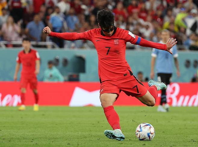 South Korean captain Son Heung-min takes a against Uruguay in the Group H opening match of the FIFA World Cup Qatar 2022 in Education City Stadium in Al Rayyan, Qatar. (Yonhap)