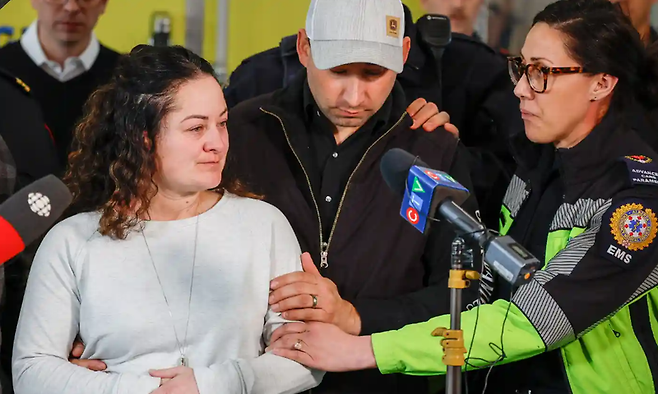 캐나다의 구조대원 제이미 에릭슨(가운데)이 22일(현지시간) 남편(오른쪽)과 함께 딸을 잃은 심경을 전하고 있다 / 사진 = The Gaurdian