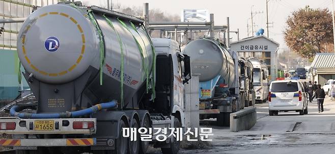 25일 서울 마포구 성신양회 수색공장에 시멘트 수송화물차량이 세워져있다. 2022.11.25 [김호영기자]