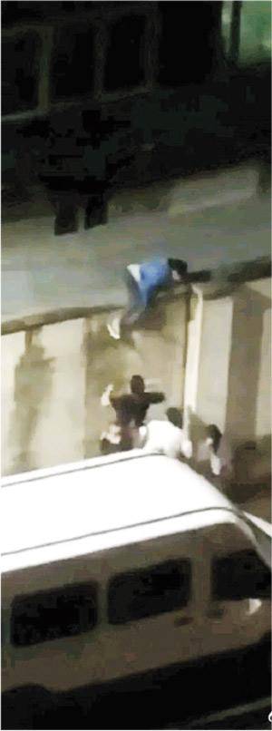 장벽 넘어 필사의 탈출
중국 광저우시 하이주구에서 사람들이 봉쇄를 참지 못하고 콘크리트 벽을 넘어 봉쇄 지역을 빠져나가는 모습이 포착됐다. 하이주구는 최근 코로나19 확산과 관련해 집단감염이 가장 많이 발생한 곳이다.  【홍콩 명보 캡처】