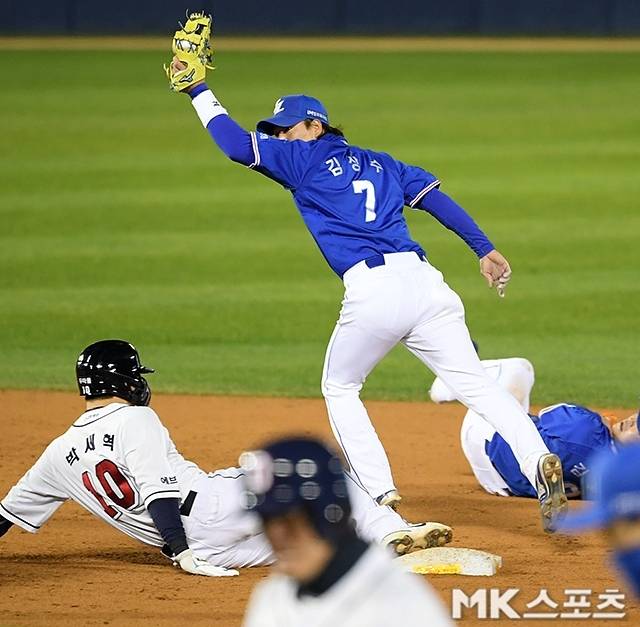 김상수(가운데)가 2루에서 아웃 카운트를 올리고 있다.          사진=천정환 기자