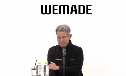 장현국 위메이드 대표는 25일 온라인 기자간담회에서 위믹스 상장폐지 사태에 대한 입장을 밝히며 눈물을 보였다. /사진=온라인 간담회 캡처