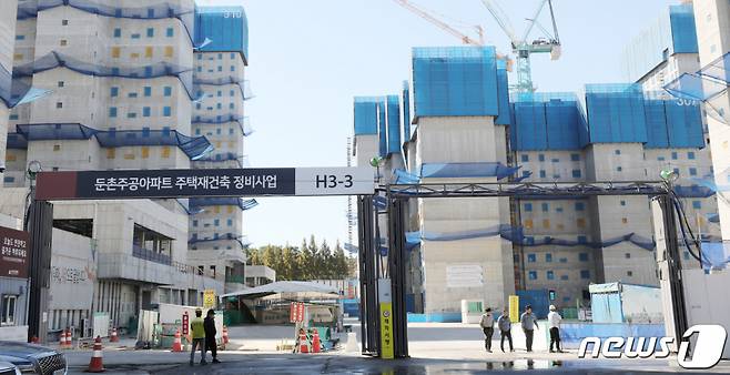 지난달 17일 공사가 재개된 서울 강동구 둔촌주공 재건축 공사현장에서 관계자들이 분주하게 움직이고 있다. /사진=뉴스1