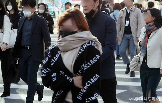 서울 광화문네거리 인근에서 시민들이 발걸음을 옮기고 있다. /사진=김휘선 기자 hwijpg@