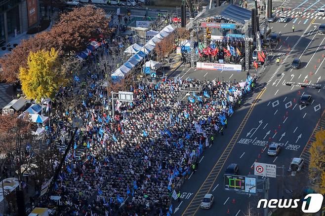 (서울=뉴스1) 민경석 기자 = 전광훈 목사가 이끄는 자유통일당 등 보수단체 관계자들이 19일 오후 서울 종로구 세종대로 일대에서 '주사파 척결 국민대회'를 하고 있다. 2022.11.19/뉴스1  Copyright (C) 뉴스1. All rights reserved. 무단 전재 및 재배포 금지.