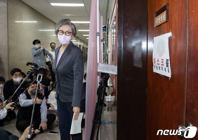 (서울=뉴스1) 이재명 기자 = 이양희 국민의힘 윤리위원장이 6일 오후 서울 여의도 국회에서 열린 윤리위원회에 참석하며 발언을 마친 후 들어서고 있다.  윤리위원회는 이날 이준석 전 당대표의 추가 징계 여부를 심의한다. 윤리위는 이 전 대표의 소명을 직접 듣고 징계 수위를 정하겠다는 입장이지만, 이 전 대표는 윤리위의 출석 요구가 ‘당연무효’라며 맞서고 있다. 2022.10.6/뉴스1  Copyright (C) 뉴스1. All rights reserved. 무단 전재 및 재배포 금지.