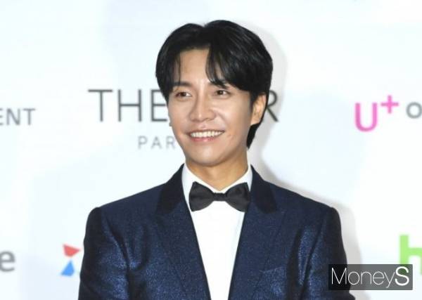 가수 이승기가 콘서트 공연을 두고도 소속사 후크엔터테인먼트로부터 가스라이팅을 당했다는 주장이 등장했다. 사진은 지난해 서울 강서구 화곡동 KBS아레나에서 열린 '2021 아시아아티스트어워즈' 시상식 레드카펫 행사에 참석한 이승기. /사진=장동규 기자