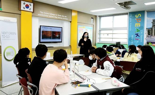 BMW 코리아 미래재단이 이동식 ESS를 활용해 어린이 과학교실 수업을 지원했다. /사진=BMW 코리아 미래재단