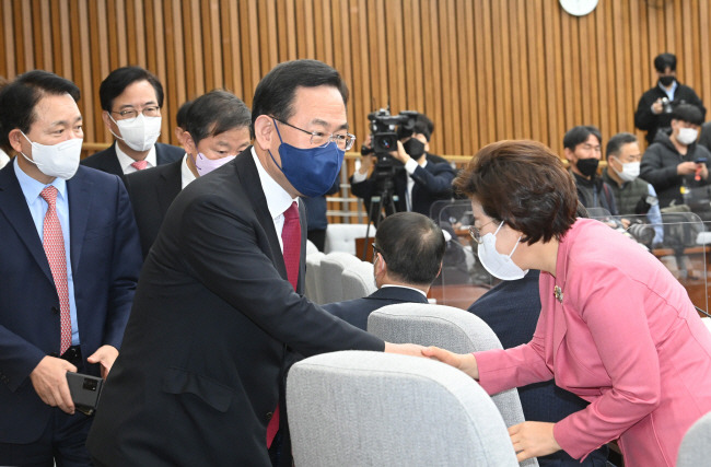 인사나누는 與원내대표 : 화물연대 파업 이틀째인 25일 오전 주호영 국민의힘 원내대표가 서울 여의도 국회에서 열린 국민의힘 원내대책회의에 참석한 김정재(오른쪽) 국토교통위원회 간사와 인사를 나누고 있다.  김동훈 기자