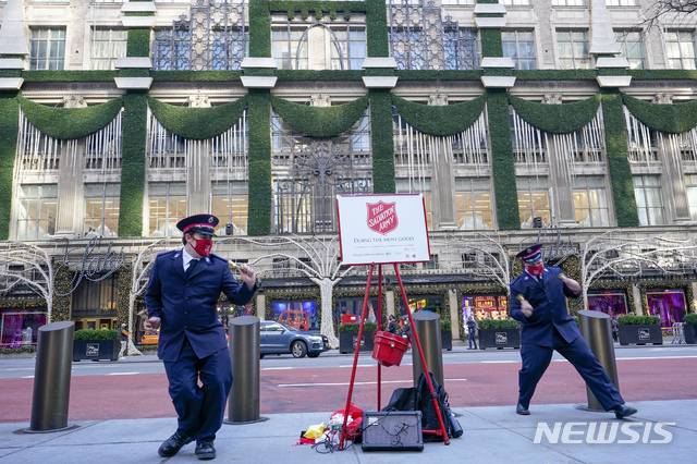 [뉴욕=AP/뉴시스]지난 2020년 11월27일 블랙 프라이데이에 미국 뉴욕의 삭스 5번가 백화점 인근에서 구세군이 춤을 추변서 쇼핑객들에게 즐거움을 선사하고 있다. 미국에서 연중 가장 큰 폭의 세일 시즌인 블랙 프라이데이를 맞았지만 올해는 치솟는 인플레이션이 소비자들을 짓누르고 있다. 식료품, 임대료, 휘발유 및 기타 가계 비용 상승은 쇼핑객들에게 큰 타격을 가했다. 많은 사람들은 엄청난 세일이 아니면 지출을 꺼리고 무엇을 살 것인지를 놓고 고민하며 더 싼 물건과 더 저렴한 매장을 찾으려 한다. 2022.11.25