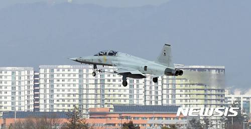 [수원=뉴시스] 수원군공항 이전 예비 후보지로 경기 화성시 화옹지구가 선정된 가운데 20일 오후 수원 공군 제10전투비행장에서 전투기가 훈련을 마친 뒤 착륙하고 있다. 2017.02.20. 뉴시스DB