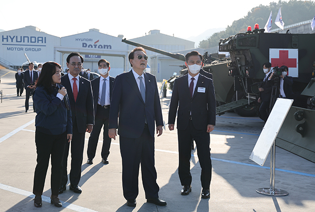 윤석열 대통령이 24일 오후 경남 창원 현대로템을 방문해 K2 전차 등 전시장비를 관람하고 있다. 대통령실통신사진기자단