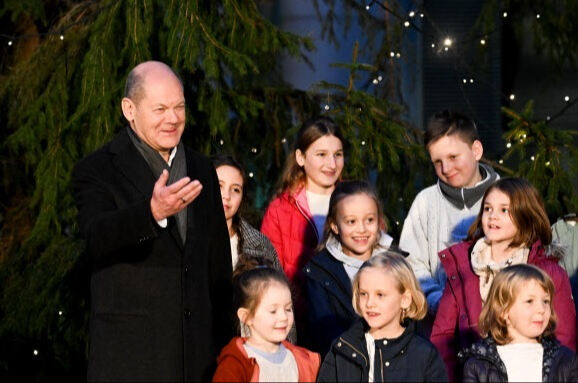 올라프 숄츠 독일 총리(왼쪽)가 24일(현지시간) 베를린 총리관저 앞에서 열린 크리스마스 트리 점등식에 참석해 어린이들한테 덕담을 건네고 있다. 베를린=EPA연합뉴스