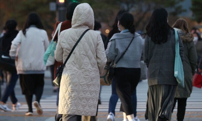 지난 3일 오후 서울 광화문네거리에서 시민들이 횡단보도를 건너고 있다. 연합뉴스