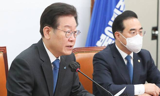 이재명 더불어민주당 대표가 25일 서울 여의도 국회에서 열린 최고위원회의에서 모두 발언을 하고 있다. 뉴스1