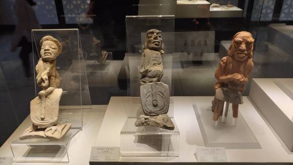 회암사지 입구에서 만나는 박물관에는 반인반수 모양의장식기와, 수막새, 청기와 등 다양한 유물들이 전시돼 있다.김별아 작가 제공