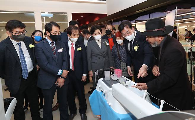 25일 경기 화성 롯데백화점 동탄점 지하 3층에서 열린 ‘KAIST-화성시 사이언스허브’ 개소식에서 내빈들이 시설을 둘러보고 있다. 화성시