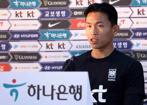 25일 카타르 도하 알에글라에서 열린 대표팀 훈련에 앞서 진행된 기자회견에서 정우영이 질문에 답하고 있다.도하 연합뉴스