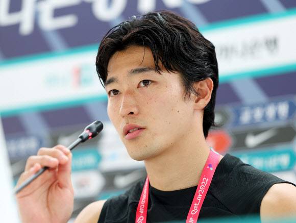 2022 카타르 월드컵 대표팀 조규성이 19일(현지시간) 카타르 도하 알에글라 훈련장에서 오전 훈련을 마친 뒤 인터뷰를 하고 있다. 2022.11.19 연합뉴스