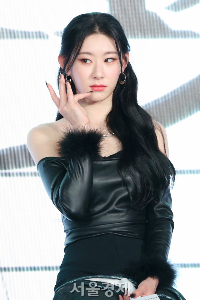 그룹 있지(ITZY) 채령이 25일 오후 서울 영등포구 페어몬트 앰배서더 서울에서 열린 미니 6집 '체셔(CHESHIRE)' 쇼케이스에서 포인트 안무를 선보이고 있다. / 사진=김규빈 기자