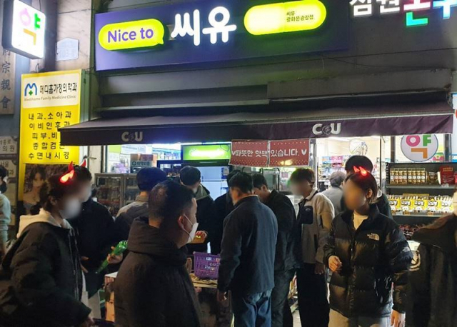 광화문 인근 CU 점포 앞 고객들이 물건을 구매하기 위해 몰려 있다. /사진제공=BGF리테일