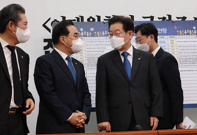 이재명 더불어민주당 대표와 박홍근 원내대표가 25일 국회에서 열린 최고위원회의에서 대화하고 있다. ⓒ연합뉴스
