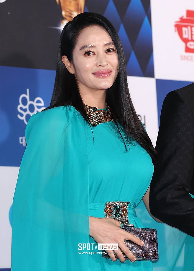 Actress Kim Hye-soo showed off her unconventional looks with her long straight hair.The 43rd Blue Dragon Film Awards Red Carpet event was held at KBS Hall in Yeouido, Yeongdeungpo-gu, Seoul on the afternoon of the 25th, and Kim Hye-soo, the face of the blue dragon, became a Red Carpet with its styling.Kim Hye-soo, who plays the role of queen Hwaryeong in tvN Schrup and reveals the elegance of the historical drama goddess by digesting the gorgeous court costume, entered the Red Carpet with a long straight hair with his male MC,The intense turquoise dress and the hairstyle combined with the gold jewelery further enhanced Kim Hye-soos brilliant beauty. Kim Hye-soos unique styling, which has been sticking to short hair, attracted more attention.Kim Hye-soo, who has been the longest MC since the first MC in the 15th Blue Dragon Film Awards held in 1993, has secured the position of Blue Dragon Anbangmaim until this year. Kim Hye-soo, I caught the microphone of the blue dragon.
