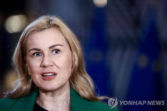 질문에 답하는 카드리 심슨 EU 에너지정책 담당 집행위원 (브뤼셀 AFP=연합뉴스) 카드리 심슨 EU 에너지정책 담당 집행위원이 24일(현지시간) 벨기에 브뤼셀에서 열린 EU 에너지이사회 회의에 앞서 취재진 질문에 답하고 있다. 2022.11.24 photo@yna.co.kr