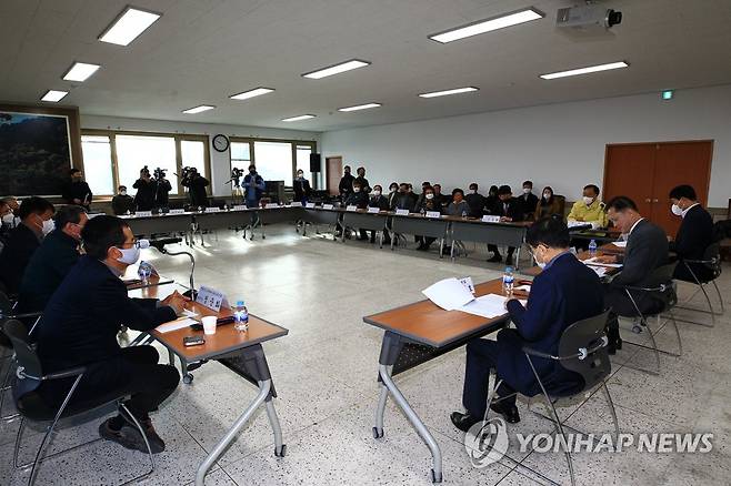 설악산오색케이블카 권익위 현장간담회 (양양=연합뉴스) 이종건 기자 = 강원 양양군이 추진 중인 설악산오색케이블카에 대한 환경부의 환경영향평가 제보완 요청에 대해 제기된 집단민원과 관련한 국민권익위원회의 현장간담회가 김태규 권익위 부위원장을 비롯한 권익위 관계자와 김진하 양양군수, 정준화 오색케이블카추진위원장, 지역주민 등이 참석한 가운데 25일 오전 양양군 서면사무소에서 열리고 있다.
    2022.11.25 momo@yna.co.kr