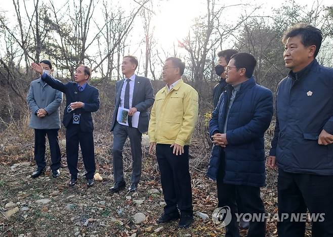 설악산오색케이블카 권익위 현장간담회 (양양=연합뉴스) 이종건 기자 = 강원 양양군이 추진 중인 설악산오색케이블카에 대한 환경부의 환경영향평가 제보완 요청에 대해 제기된 집단민원과 관련해 25일 열린 국민권익위원회의 현장간담회에 참석한 김태규 권익위 부위원장(왼쪽 세번째)이 오색케이블카 하부정류장 예정지에서 양양군청 관계자의 설명을 듣고 있다.
    2022.11.25 momo@yna.co.kr