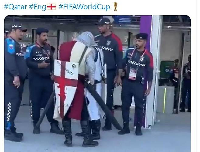 '십자군' 팬들을 제지하는 카타르 월드컵 현장 요원들 [트위터 캡처. 재판매 및 DB금지]