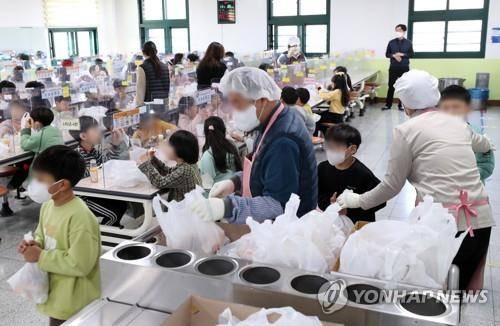 학교 비정규직 파업 영향…급식 차질 (춘천=연합뉴스) 양지웅 기자 = 학교 비정규직 노동자 총파업으로 전국 대다수 학교의 급식이 차질을 빚은 25일 강원 춘천시의 한 초등학교에서 학생들이 빵과 음료 등 대체 급식으로 점심을 먹고 있다. 2022.11.25
yangdoo@yna.co.kr
(끝)