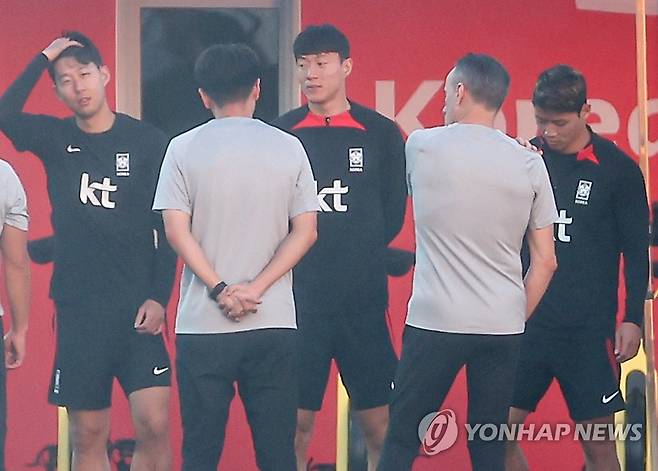 훈련 참가한 손흥민, 황의조, 황희찬 (도하=연합뉴스) 임헌정 기자 = 우루과이와의 2022 카타르 월드컵 조별예선 1차전을 마친 대한민국 대표팀 손흥민(왼쪽부터), 황의조, 황희찬이 25일(현지시간) 카타르 도하 알에글라 훈련장에서 훈련에 앞서 파울루 벤투 감독의 이야기를 듣고 있다. 2022.11.25 kane@yna.co.kr