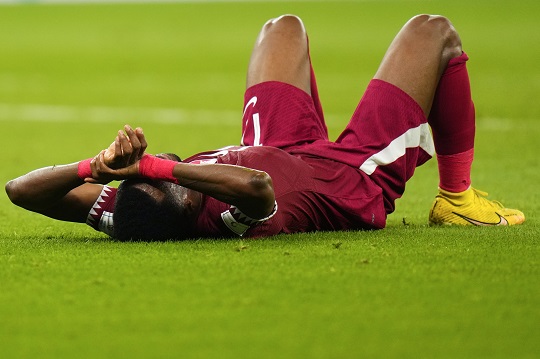 카타르의 이스마일 모하메드 선수가 25일 A조 세네갈과의 경기에서 팀이 1-3으로 패한 후 경기장에 누워있다. 사진=AP뉴시스