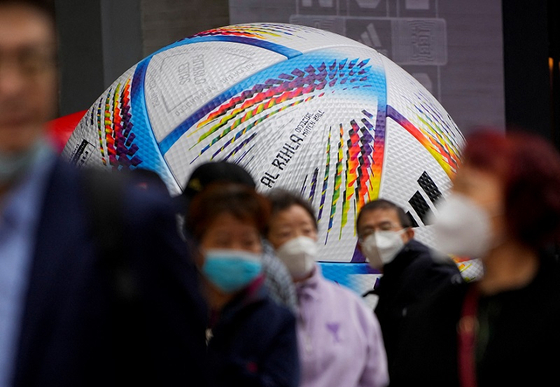 중국 상하이에서 사람들이 2022 카타르 월드컵 관련 조형물 옆을 걷고 있다. 〈사진=로이터/연합뉴스〉