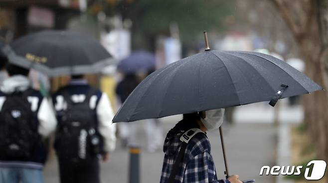 우산을 쓴 시민들이 발걸음을 옮기고 있다. ⓒ News1 유경석 기자