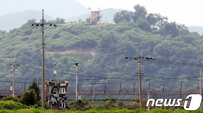 비무장지대(DMZ) 내 우리군 감시초소(GP)와 맞은 편 산등성이에 있는 북한군 초소. ⓒ News1 DB