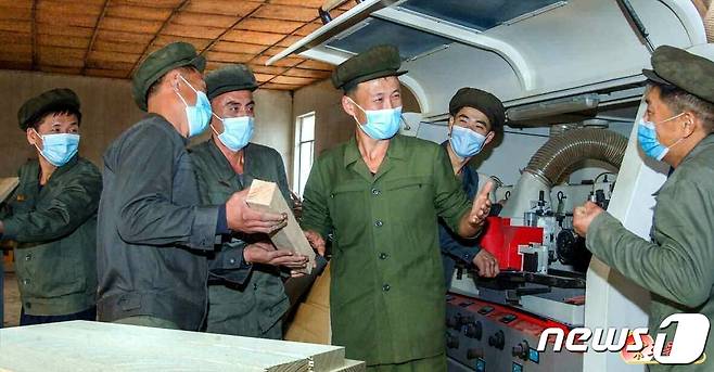 (평양 노동신문=뉴스1) = 북한 노동당 기관지 노동신문은 26일 "당원들의 정신력을 불러일으키는 힘 있는 정치사업"을 해야한다고 강조했다. 사진은 평양목재공장. [국내에서만 사용가능. 재배포 금지. DB 금지. For Use Only in the Republic of Korea. Redistribution Prohibited] rodongphoto@news1.kr