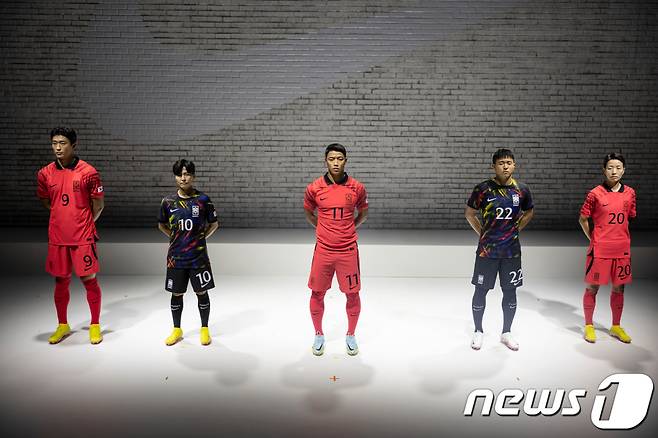 조규성(왼쪽부터), 지소연, 황희찬, 권창훈, 김혜리가 국가대표팀 유니폼을 입고 포즈를 취하고 있다. (나이키코리아 제공) 2022.9.19/뉴스1