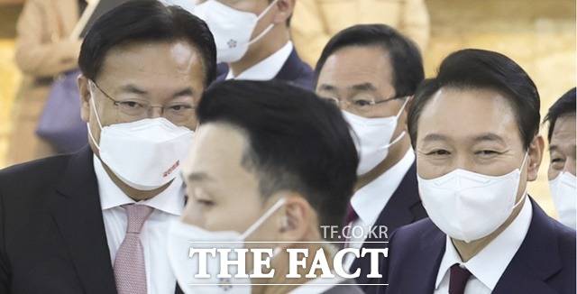 더불어민주당이 26일 윤석열 대통령과 국민의 힘 지도부간의 만찬회동을 '한가한 비밀만찬'이라며 강하게 비난했다. 윤석열 대통령(오른쪽)이 25일 국회에서 2023년도 예산안과 기금운용계획안 시정연설을 마친 뒤 정진석 국민의 힘 비상대책위원장과 함께 나오고 있다. /뉴시스