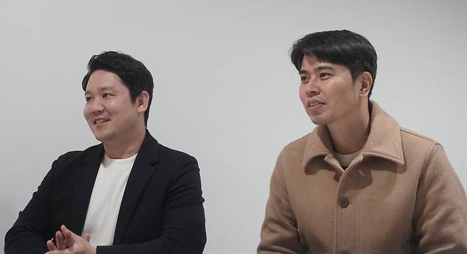 부정혁(왼쪽부터), 오승우 클로버추얼패션 공동창업자가 서울 DDP에서 조선비즈와 만나 핵심 기술력과 해외 시장 공략법에 대해 소개하고 있다./클로버추얼패션 제공