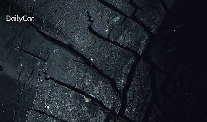 타이어 경화 현상 (사진제공 카닥)