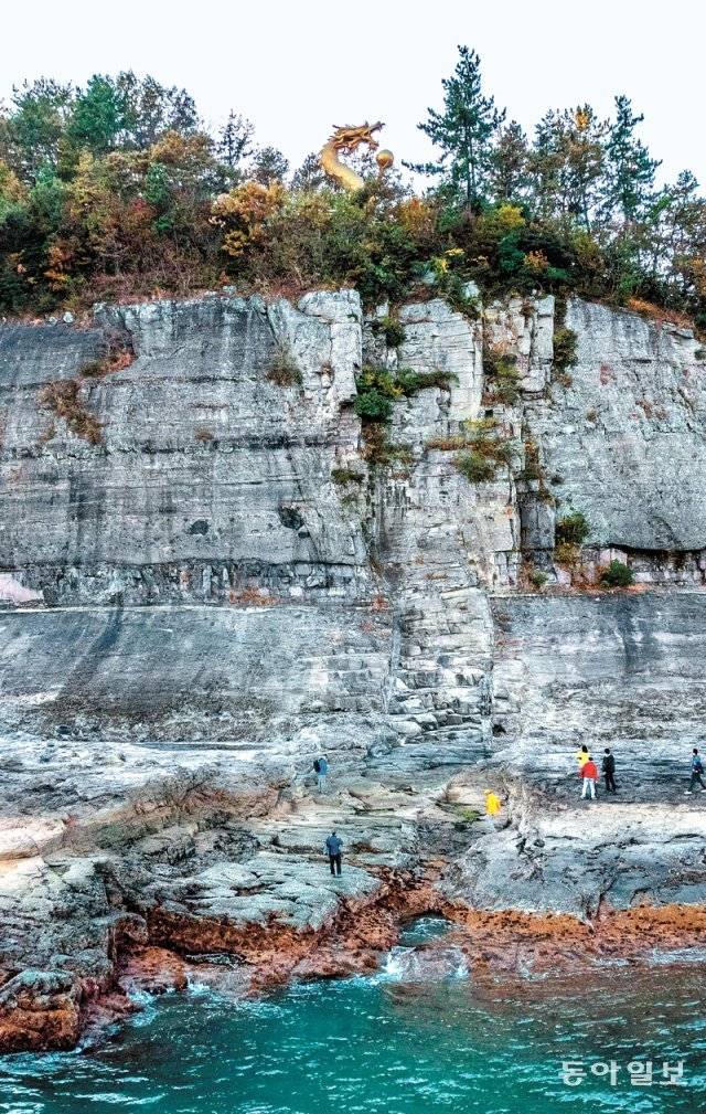 전남 고흥군 미르마루길 마지막 지점에 있는 용바위(영남면 우천리 용암마을)는 화산활동이 빚어낸 바위산으로, 용이 암벽을 타고 승천했다는 전설을 갖고 있다. 병풍처럼 펼쳐진 기암괴석과 함께 넓은 반석층 등이 비경을 이룬다.