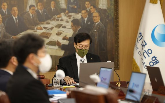 이창용 한국은행 총재가 지난 24일 서울 중구 한국은행에서 금융통화위원회 본회의를 주재하고 있다. /연합뉴스