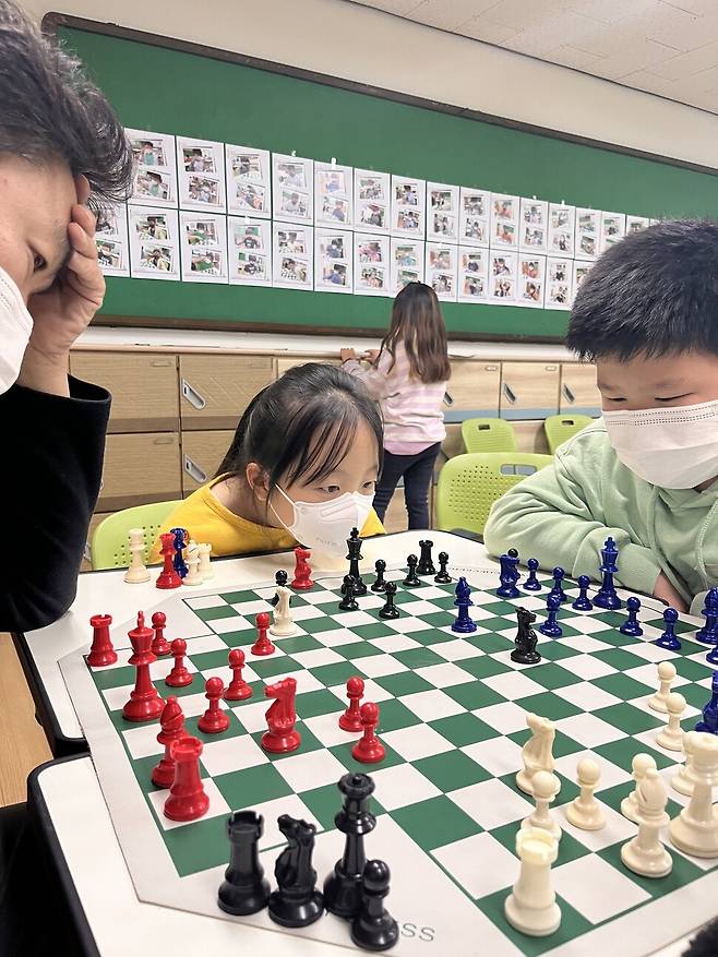 경기 성남 야탑초등학교 체스 교실에서 아이들과 진지하게 한 판 승부에 임했다.