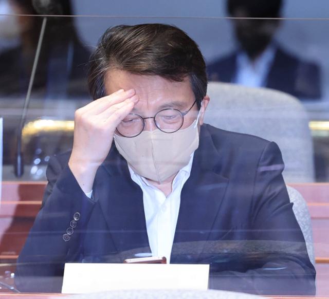 김의겸 더불어민주당 의원이 24일 국회에서 열린 의원총회에 참석해 머리를 만지고 있다. 연합뉴스