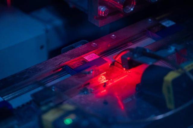 경남 양산시 한국필립모리스 양산공장에서 비연소 제품 테리아가 패커 과정을 거치는 모습. 품질을 검사하는 중이다. 한국필립모리스 제공