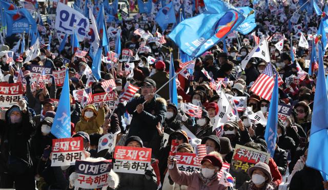 집회 참가자들이 26일 오후 서울 종로구 세종대로 동화면세점 앞에서 '자유통일 주사파 척결 국민대회'를 하고 있다. 뉴시스