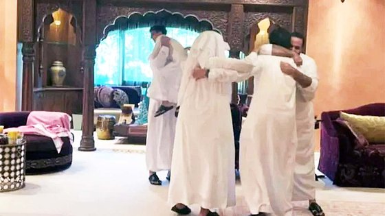 무함마드 빈 살만 사우디 왕세자 가족이 22일 카타르 월드컵 조별리그에서 사우디가 아르헨티나를 이기자 얼싸안고 환호하고 있다. 사진 빈 살만 인스타그램 캡처
